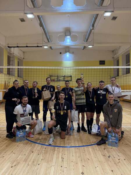 SKRUNDĀ AIZVADĪTS MIX NAKTS TURNĪRS VOLEJBOLĀ