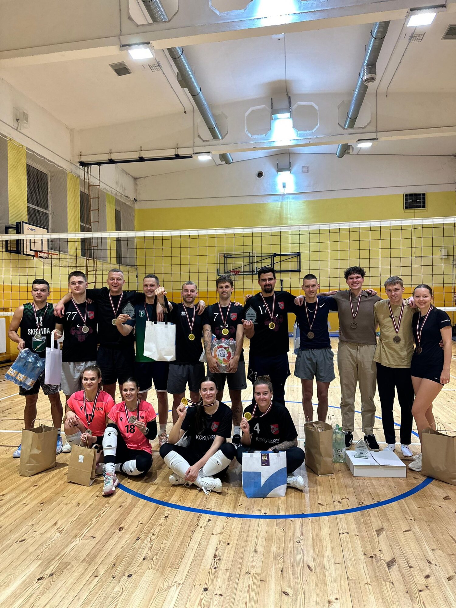 Aizvadīts MIX nakts volejbola turnīrs Skrundā