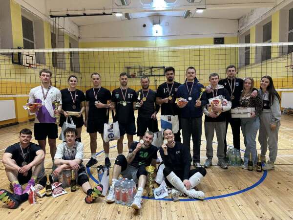 Sunly atbalsta vietējo kopienu: nakts volejbola turnīrs Skrundā